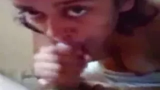 Une brune sexy en casquette et sans entrejambe montre ses film porno japonais gratuit seins naturels affaissés