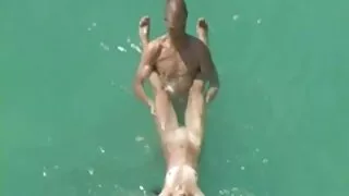 Un étalon brutal baise et lèche le doux minou de la belle fille porno Keisha porno noir video Grey