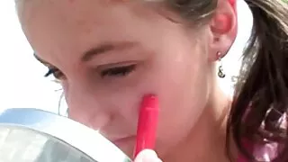 la saleté chaude aux petits seins plaît à sa chatte avec extrait video amateur des doigts sur le canapé