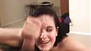 Une ado brune maigre avec film porno xxx video des nattes chevauche la bite géante de son monstre en pose de cow-girl