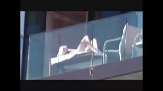 Sale nana brune suce une bite sucrée dans le salon de film de sex gratuit massage