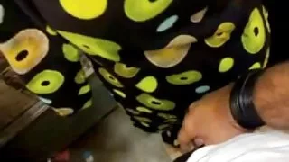 Une milf brésilienne vigoureuse en bas a un trio porno direct live incroyablement hardcore