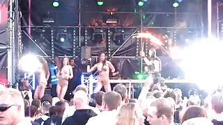Une blonde absoluporn xxx aux gros seins effectue une masturbation torride
