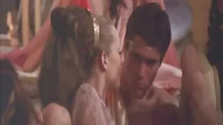 Salope salope blonde plaît à trois hommes pervers avec un solide films pirno BJ