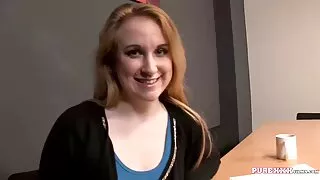 Une ado blonde excitée avec des nattes a un bouton baisé dans une pose latérale dure je cherche film porno