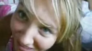Sale fille aux cheveux blonds suce ardemment la douce bite de son meilleur porno gratuit mec