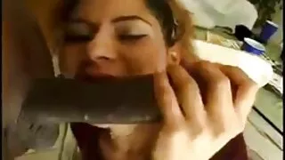 une salope porno drom asiatique aux cheveux noirs aime se faire baiser dans une pose de mish
