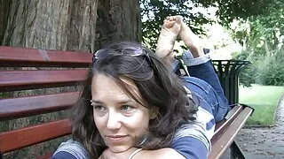 Une femme au foyer brune perverse aux filme porno grati cheveux longs suce une délicieuse bite à la maison