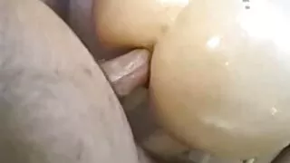 Une blonde chaude porno poilues comme l'enfer aux seins ronds baisée analement dans une pose de cowgirl inversée