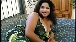 Une ado aux cheveux fim pono longs et aux gros seins avec un cul énorme baisée anale dure