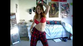 Belle salope blonde site de video porno gratuit aux seins doux suce une longue bite dans la salle de bain