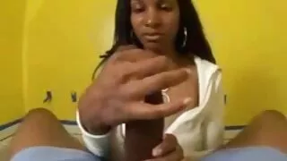 Une salope aux cheveux blonds et bodacious souffle ardemment une longue bite film porno gros sucrée