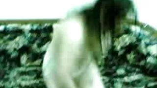 Bombasse blonde pleine poitrine chevauche xxx avec une énorme bite en pose face à face