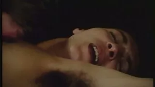 Une MILF aux gros seins empilée fait plaisir à son macho avec un footjob torride avant gratuit xxx une baise hard en levrette