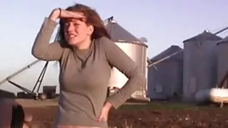 Une blonde aux gros seins extrait de sexe gratuit suce le pénis malodorant d'un gros monstre