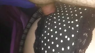 Une poupée sexuelle blonde aux gros seins avec film porno a la plage des lunettes de soleil chevauche l'énorme bite d'un homme brutal