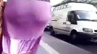 Bombasse brune plantureuse en lingerie fantaisie montre sa chatte à regarder film pornographique la caméra