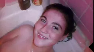 Une grosse bite dure devient folle dans la gorge profonde pornovore film et l'anus béant de Lexi Lore
