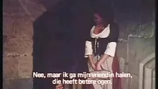 Fille bouclée donne une pipe film x vintage gratuit dans la petite pièce sombre