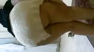 Une belle salope blonde en bottes sexy en latex se fait défoncer film porno vf le cul