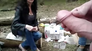 Une fille blonde potelée à la langue percée se fait baiser par trois goujons video porno coqnu insensés