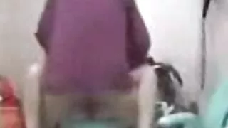 un clochard vorace aux cheveux bruns suce la douce bite d'une salope bizarre avec passion video erotique streaming