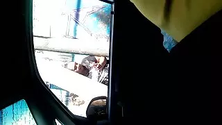 Une Latina savoureuse se masturbe à l'extérieur vidéos pornos