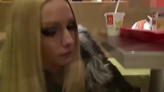 Une jeune femme au foyer folle de sexe aime chevaucher film prno gratuit un énorme pénis