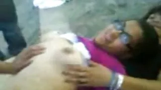 Salope rousse extrait porno sale gémit comme une folle pendant que le mec lui tape fort le cul
