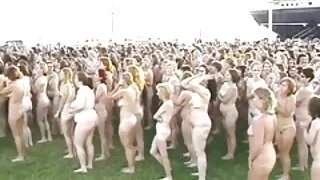 Une fille xxx video gratuit blonde gâtée se fait bukkaker le visage après avoir été double baisée en MMF