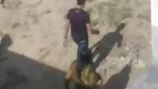 La chatte rose serrée video sexe gratuit en francais de la salope torride Rita est martelée directement sur le sol