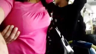 Une blonde audacieuse aux film x tukif seins serrés chevauche et suce le pénis géant de son mari