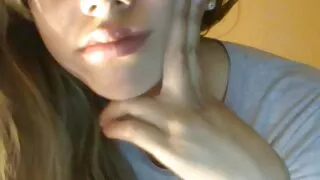 Salope blonde accro au sexe avec un gros cul chevauche passionnément la bite du personnel filmpornographiquegratuit