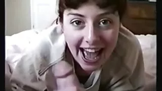 Un clochard blanc aux cheveux film porno arabe bouclés souffle la longue bite d'un mec noir maigre