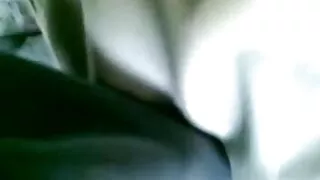Salope mince film porno amateur aux cheveux noirs en bas blancs montre sa chatte