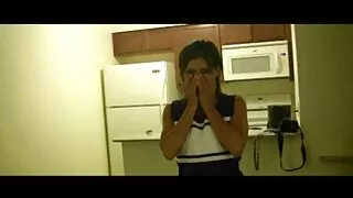 Jolie ange enlève sa culotte et film porno complet streaming joue avec une douce rasée comme honey punani