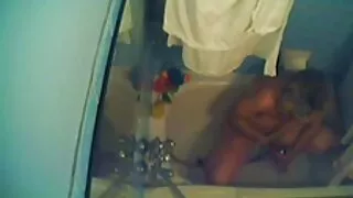 Une film decul prostituée asiatique aux cheveux blonds avec de gros seins a eu des relations sexuelles hardcore dans le style Mish sur le canapé