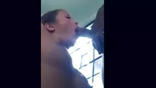 Maman tatouée aux longues jambes chevauche une grosse bite dure dans une pose de film pourno arabe cowgirl inversée