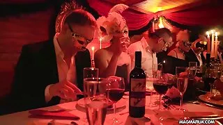 Une benne film xxx amateur à ordures aux cheveux blonds et aux longues jambes a été attaquée analement en levrette