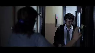 Une adolescente brune lubrique avec un gros cul chevauche ardemment un pénis noir dur extrait film x