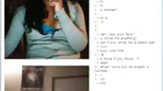 Une blonde excitée en bas blancs souffle porno film entier et lèche un poteau juteux