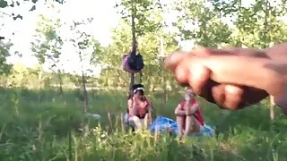La salope aux cheveux noirs Lindsey Meadows suce profondément vidéo xxx gratuit la bite dure de son amie