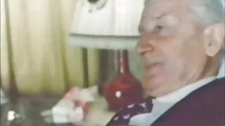 Blonde mince avec de petits seins affaissés écarte film porno en vidéo les jambes et baise sa chatte avec un gode