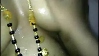 cougar blonde plantureuse rebondit sur l'énorme bite les sites des films x d'un jeune monstre