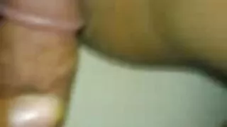 Une x pornographique brune attachée en talons rouges se fait baiser durement sur le matelas