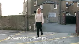 Petite salope blonde aux seins se fait porno femme agee baiser dans des styles mixtes et latéraux