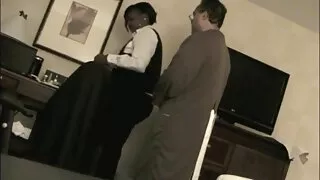 Des monstres excités détruisent film pornographique xxl le chaton et la bouche de la salope blonde dodue dans des gants en latex