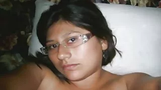 Douce brune chaude aux gros seins présente un film porno uptobox solo torride devant la caméra