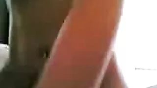 une prostituée aux cheveux blonds en robe violette chaude donne une tête dans video pornovore le salon de massage