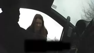 Poussin filme x porno aux cheveux blonds lusty avec un gros cul baisée en levrette dans la forêt